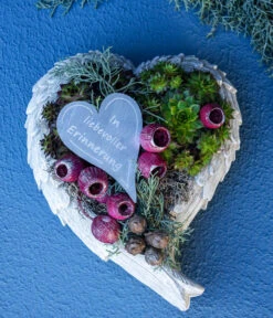 Grabgesteck In Erinnerung, Herzförmig, Ca. B25/H15/T20 Cm 7 Grabgesteck In Erinnerung, Herzförmig, Ca. B25/H15/T20 Cm -Gartenmöbel Store 6462998 WE MO 002 HerzInErinnerung20cmPremiumAllerheiligen202301